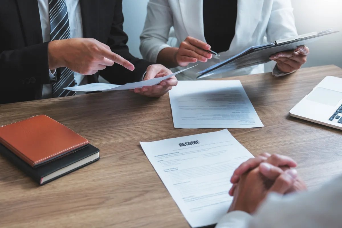 Jak wybrać formę prawną działalności gospodarczej - porównanie spółek, jednoosobowej działalności i innych opcji