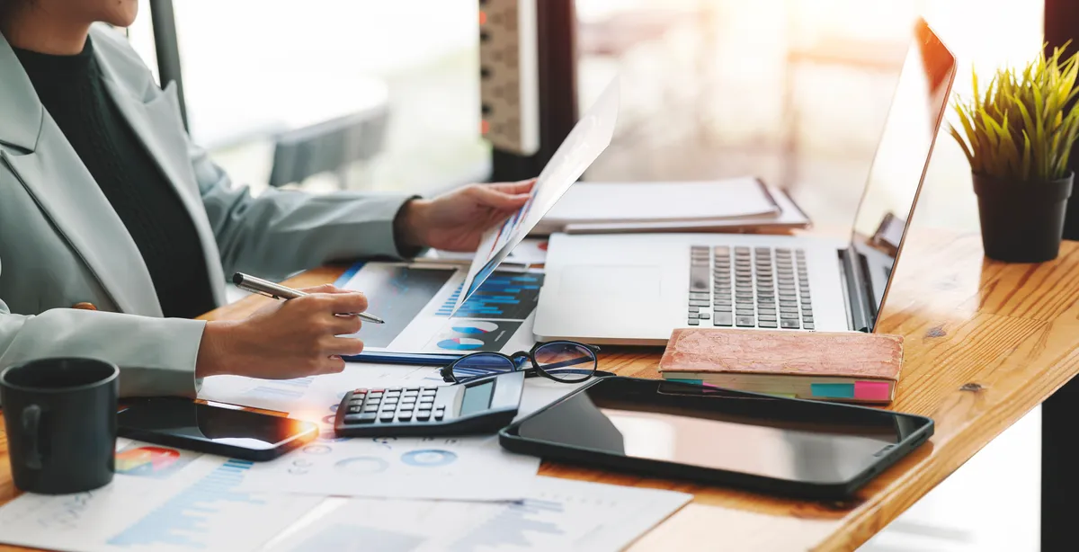 Jak wybrać najlepszą firmę księgową dla małej firmy - kryteria wyboru i porównanie ofert